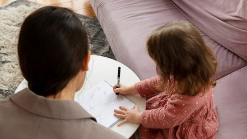 Menjadi Kakak: Peran Anak Pertama dalam Keluarga yang Sering Tak Terlihat